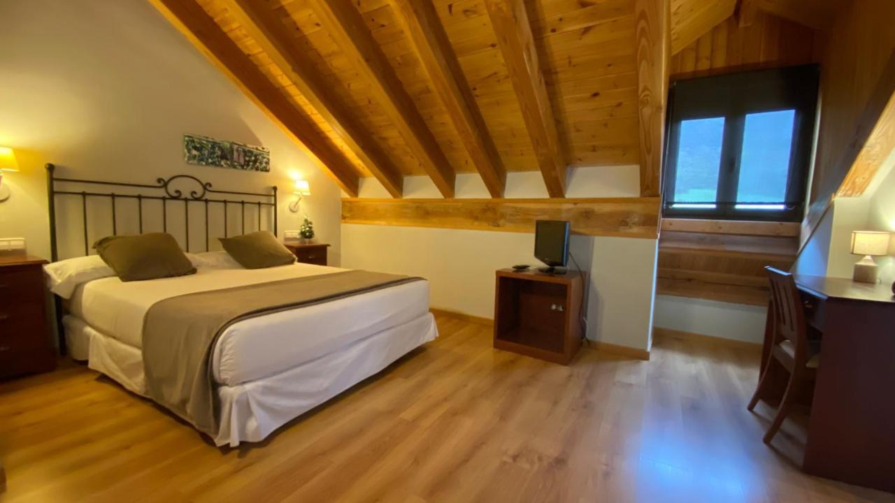 Hotel Roca Blanca Espot Esterno foto